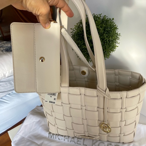 Michael Kors Ivy Medium East West Vegan Leather Tote Bag with wallet - Picture 12 of 12